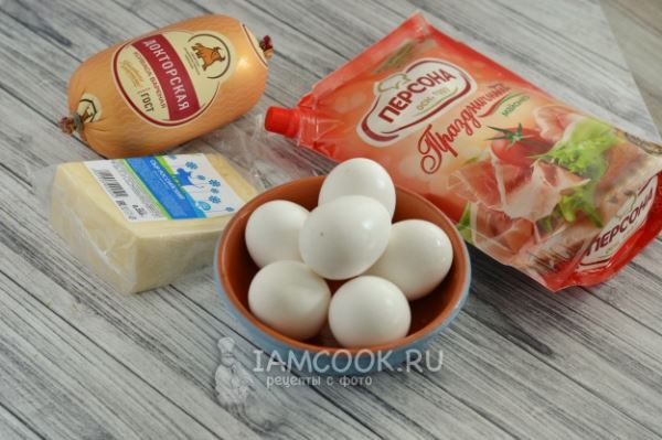 Яйца фаршированные колбасой и сыром