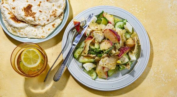 Салат с персиками, моцареллой и ореховой дуккой