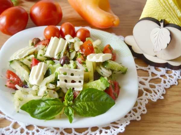 Салат с помидором, огурцом, сыром и маслинами