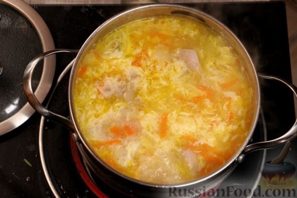 Щавелевый суп со сметаной и яичной паутинкой