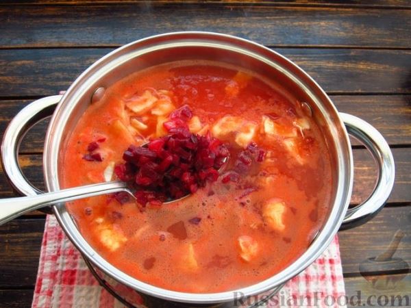 Суп на томатном соке со свёклой, капустой и фрикадельками