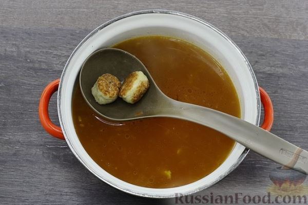 Суп с жареными тефтелями и яичной лапшой