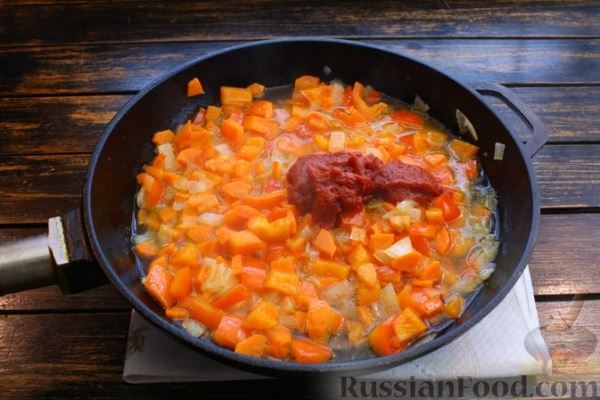 Томатный суп с курицей, консервированной фасолью и овощами