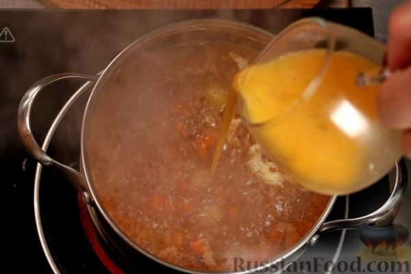 Гречневый суп с помидорами и яичной паутинкой