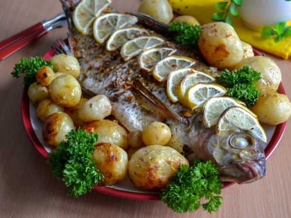 Крошка-картошка с красной рыбой, шпинатом и рикоттой