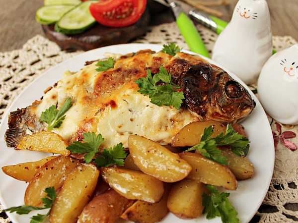Крошка-картошка с красной рыбой, шпинатом и рикоттой