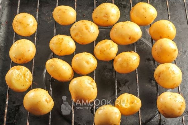 Молодая картошка на мангале на решетке