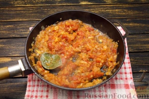 Рыбный суп с рисом, консервированными помидорами и сливками