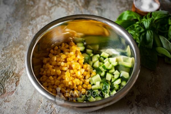 Салат с индейкой и кукурузой