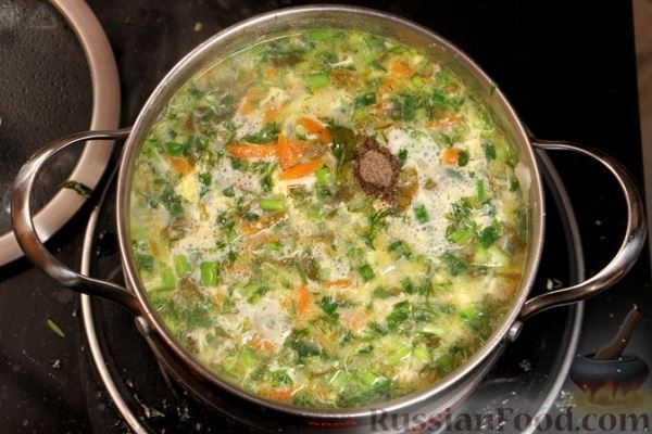 Щавелевый суп со сметаной и яичной паутинкой