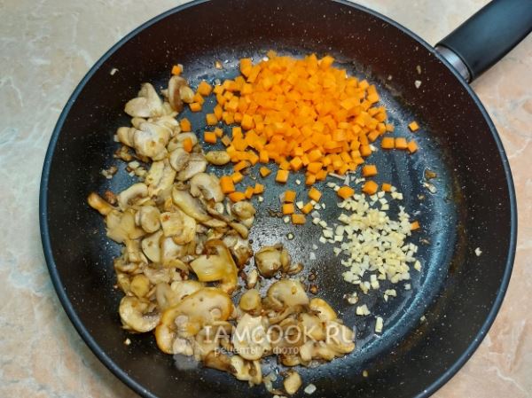 Гречка с грибами и фаршем на сковороде